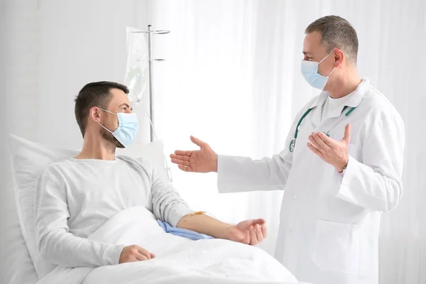 Arzt Und Mann Bei Einer Chemotherapie Der Klinik Prostatakrebs Aufklärungskonzept — Stockfoto