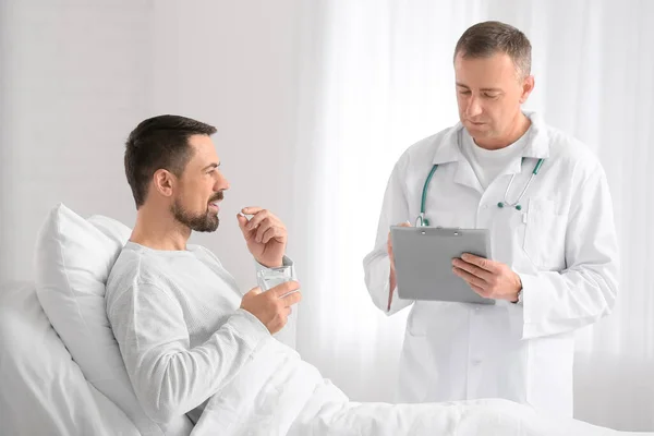 Läkare Och Man Som Genomgår Kemoterapibehandling Kliniken Begreppet Prostatacancer — Stockfoto