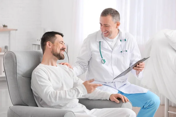 Läkare Och Man Som Genomgår Kemoterapibehandling Kliniken Begreppet Prostatacancer — Stockfoto