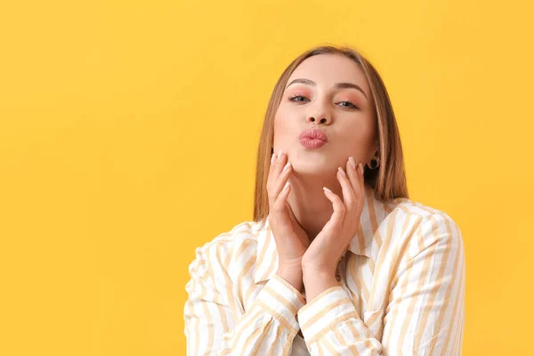 Jovem Com Bela Manicure Fundo Cor — Fotografia de Stock