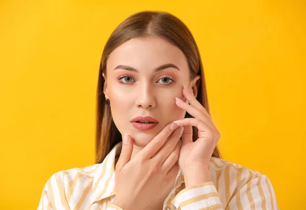 Mujer Joven Con Hermosa Manicura Sobre Fondo Color — Foto de Stock