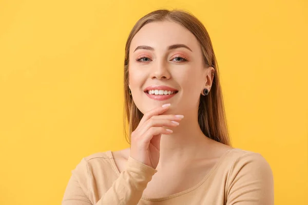 Jovem Com Bela Manicure Fundo Cor — Fotografia de Stock