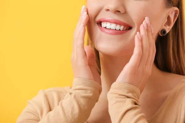 Mujer Joven Con Hermosa Manicura Sobre Fondo Color Primer Plano —  Fotos de Stock