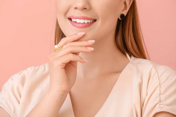 Jeune Femme Avec Une Belle Manucure Sur Fond Couleur Gros — Photo