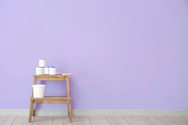 Dosen Mit Farben Pinseln Und Eimer Auf Der Leiter Nahe — Stockfoto