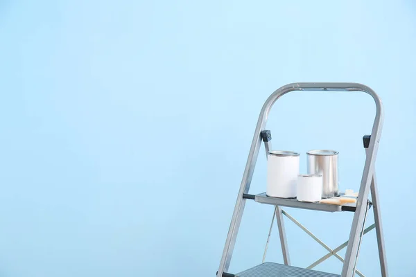 Ladder Met Blikken Verf Penselen Buurt Van Kleur Muur — Stockfoto