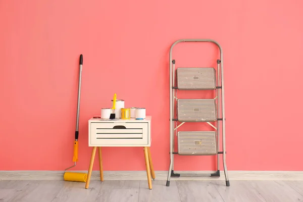 Latas Tintas Com Ferramentas Mesa Escada Perto Parede Cor — Fotografia de Stock