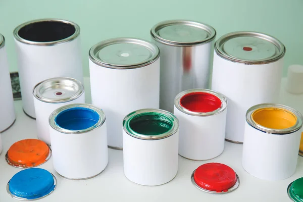 壁の近くのテーブルの上の塗料の缶 — ストック写真