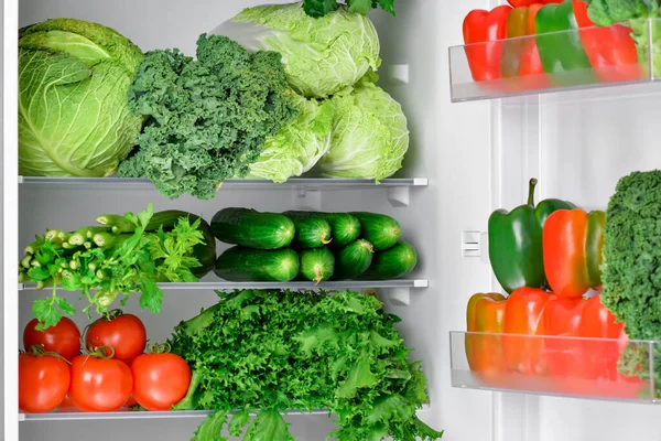 Świeże Warzywa Otwartej Lodówce Zbliżenie — Zdjęcie stockowe