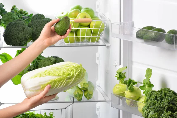 冷蔵庫で野菜と女性の手 — ストック写真