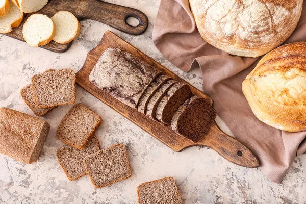 Board Fresh Cut Bread Grunge Background — Stock Photo, Image