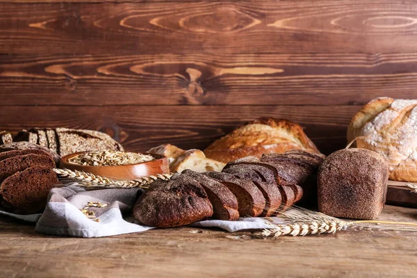 Ahşap Zemin Üzerinde Taze Farklı Ekmek — Stok fotoğraf