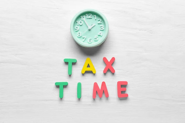 Alarm Hodiny Textem Tax Time Bílém Dřevěném Pozadí — Stock fotografie