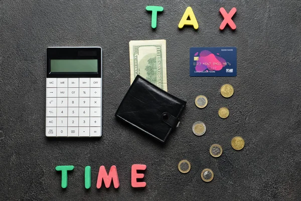 Υπολογιστής Πορτοφόλι Χρήματα Πιστωτική Κάρτα Και Κείμενο Tax Time Σκούρο — Φωτογραφία Αρχείου