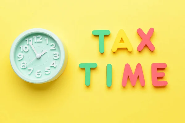 Alarm Hodiny Textem Tax Time Barevném Pozadí — Stock fotografie