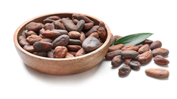 Schüssel Mit Kakaobohnen Auf Weißem Hintergrund — Stockfoto