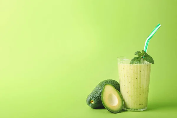 Glas Gesunder Grüner Smoothie Und Avocado Auf Farbigem Hintergrund — Stockfoto