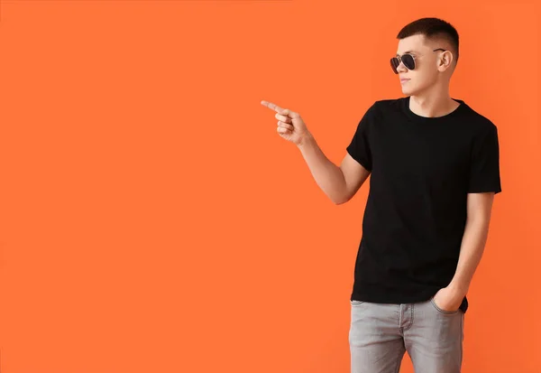 Young Man Pointing Something Color Background — Stock Photo, Image