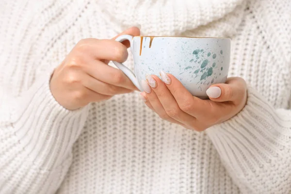 Jeune Femme Avec Une Belle Manucure Une Tasse Thé Gros — Photo