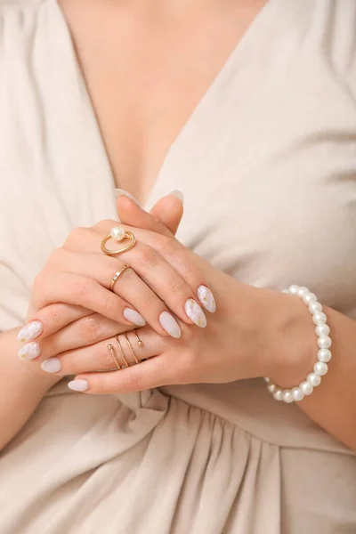 Jonge Vrouw Met Mooie Manicure Accessoires Close — Stockfoto