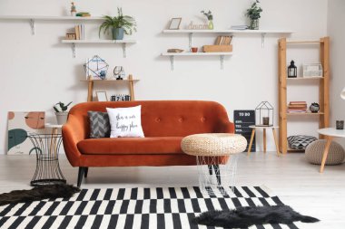 Oturma odasının içinde rahat bir kanepe.