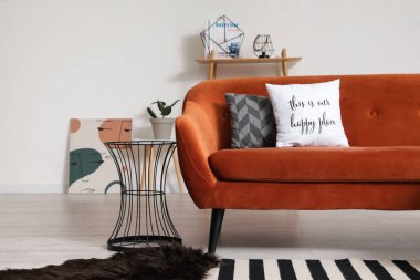 Oturma odasının içinde rahat bir kanepe.