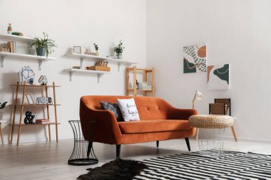 Oturma odasının içinde rahat bir kanepe.