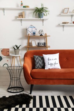 Oturma odasının içinde rahat bir kanepe.