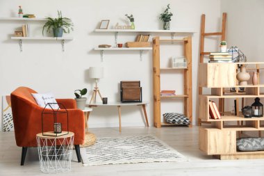 Oturma odasının içinde rahat bir kanepe.