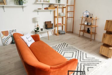 Oturma odasının içinde rahat bir kanepe.