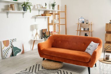 Oturma odasının içinde rahat bir kanepe.