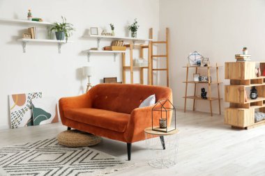 Oturma odasının içinde rahat bir kanepe.