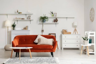 Rahat kanepesi ve masası olan şık bir oturma odası.