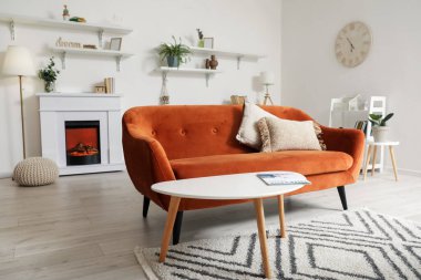 Rahat kanepesi ve masası olan şık bir oturma odası.