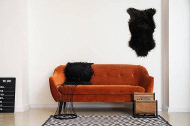 Oturma odasının içinde rahat bir kanepe.