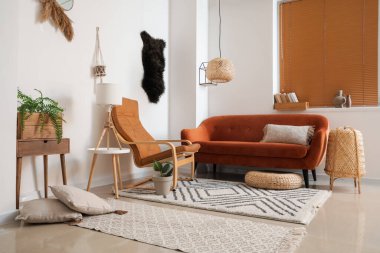 Oturma odasının içinde rahat bir kanepe.