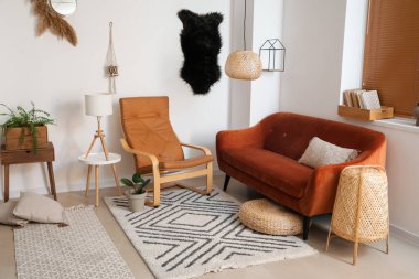 Oturma odasının içinde rahat bir kanepe.