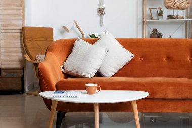 Rahat kanepesi ve masası olan şık bir oturma odası.