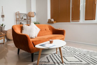 Rahat kanepesi ve masası olan şık bir oturma odası.