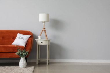 Oturma odasının içinde rahat bir kanepe.