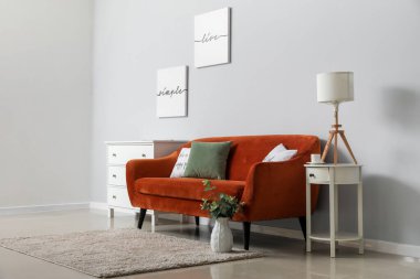 Oturma odasının içinde rahat bir kanepe.