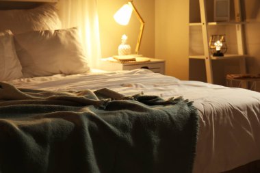 Geceleri odada büyük, rahat bir yatak.