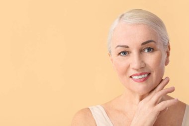 Renkli, sağlıklı ciltli, güzel olgun bir kadının portresi.