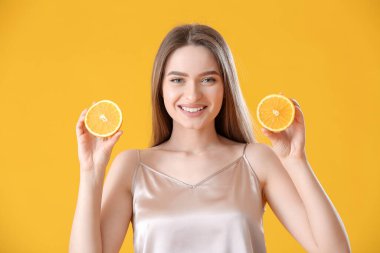 Renkli arkaplanı turuncu olan güzel bir kadın.