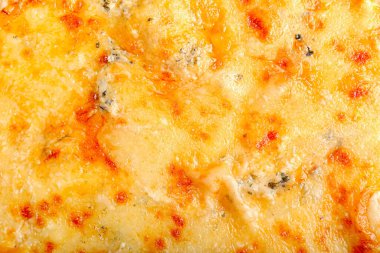 Arka planda lezzetli peynirli pizza