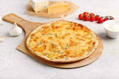 Açık arkaplanlı lezzetli peynirli pizza.