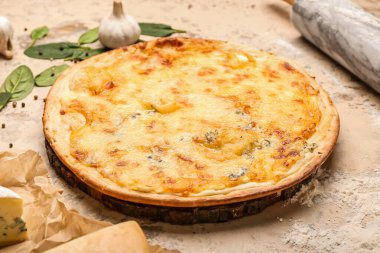 Grunge arka planında lezzetli peynirli pizza