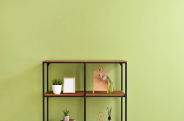 Renkli dekorlu modern kitap rafı