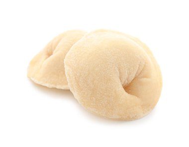 Beyaz arka planda pişmemiş hamur tatlısı