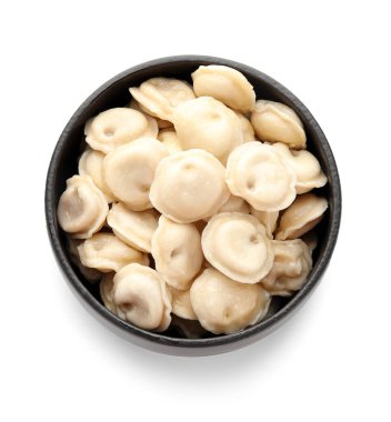 Beyaz arka planda lezzetli hamur tatlısı olan kase